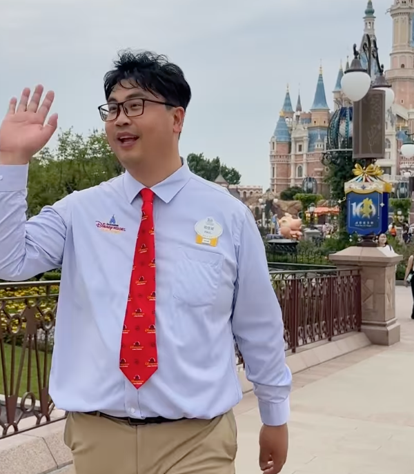 Cast Member waving in front of the Shanghai castle 