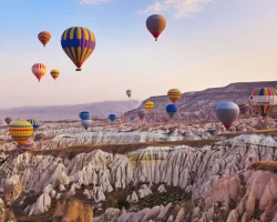 voo-de-balao-de-ar-quente-sobre-a-paisagem-rochosas-na-cappadocia-turquia-1-1275x850